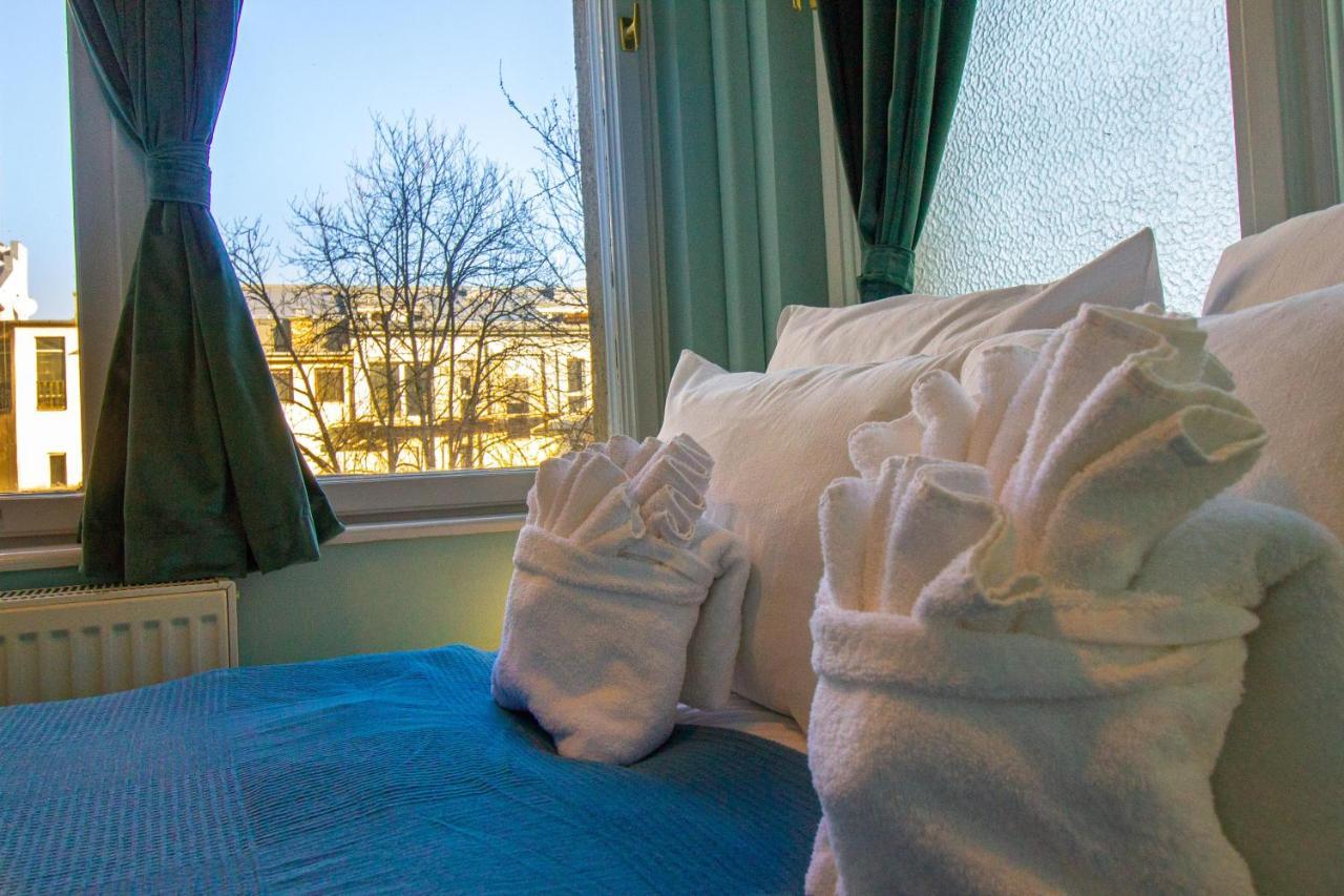 Small Paris Budapest Eksteriør bilde