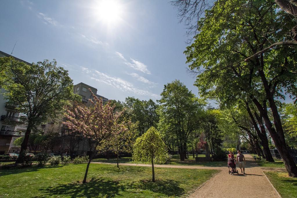 Small Paris Budapest Eksteriør bilde