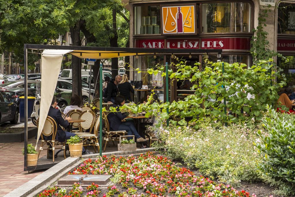 Small Paris Budapest Eksteriør bilde